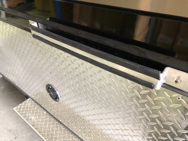 Feed bin and bracket - Image 3
