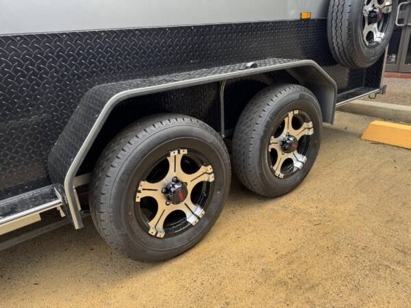 15inch Black Mag Wheel and Tyre - Image 2