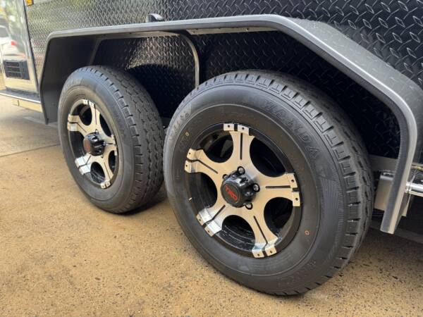15inch Black Mag Wheel and Tyre - Image 3