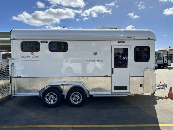 Square 2 HAL Compact Camper Warmblood