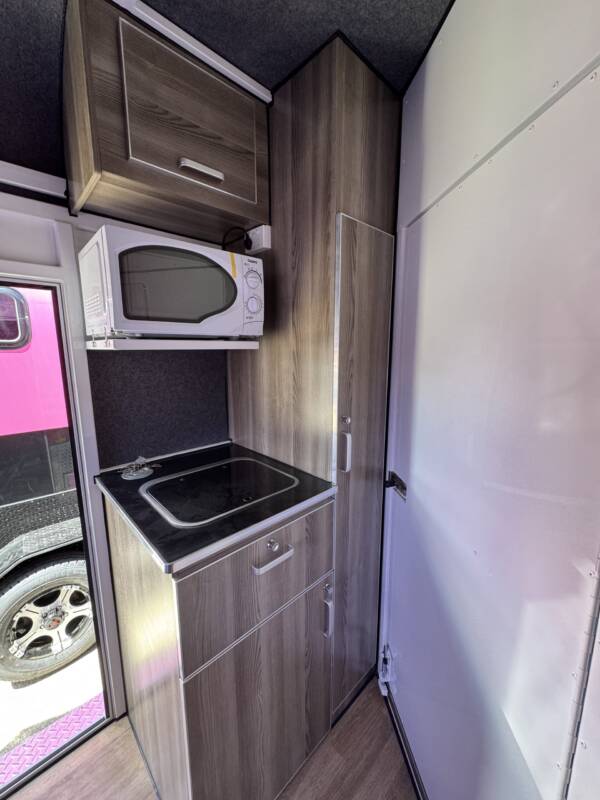 Square 3 HAL Full Camper - Image 5