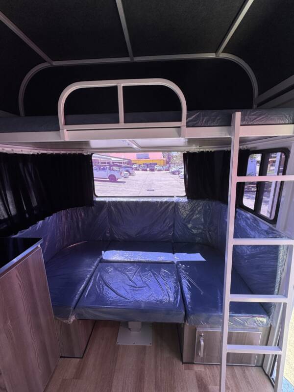 Square 3 HAL Full Camper - Image 4