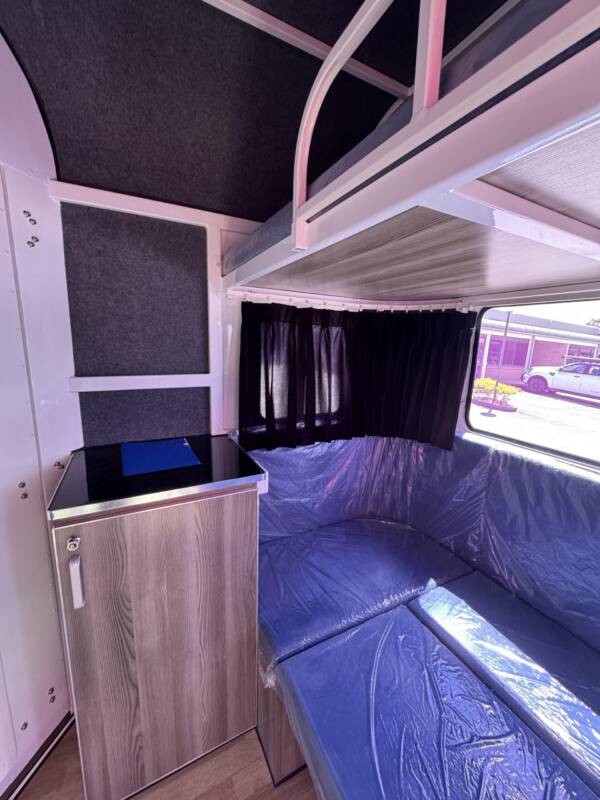 Square 3 HAL Full Camper - Image 6
