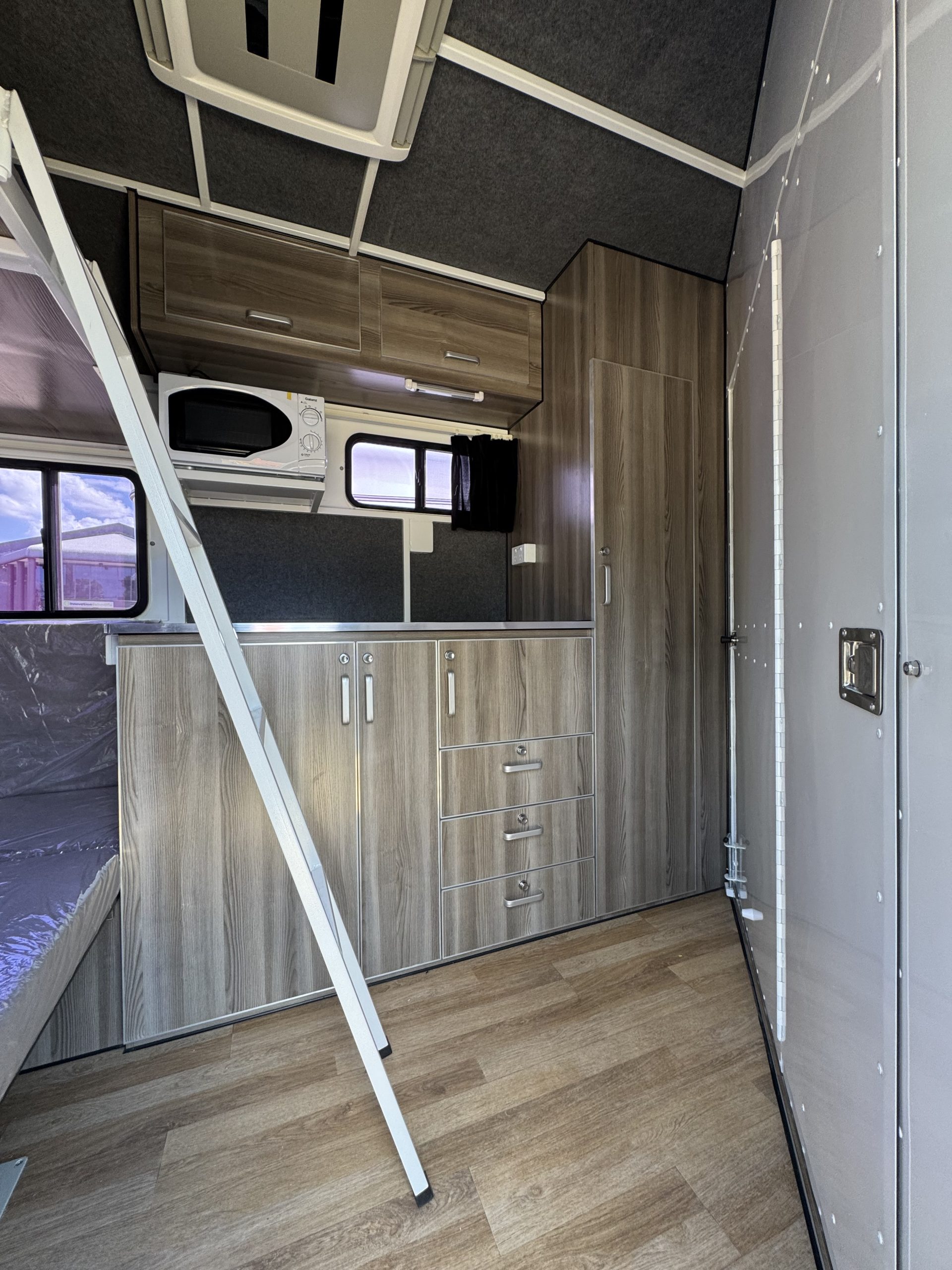Square 2 HAL Full Camper Warmblood - Image 3