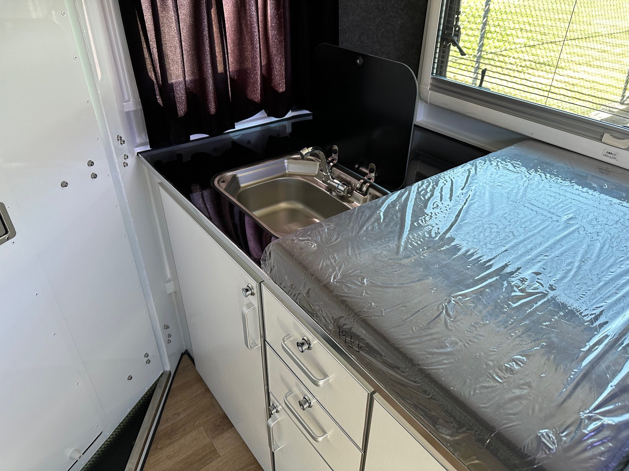 Square 3 HAL Compact Camper - Image 4