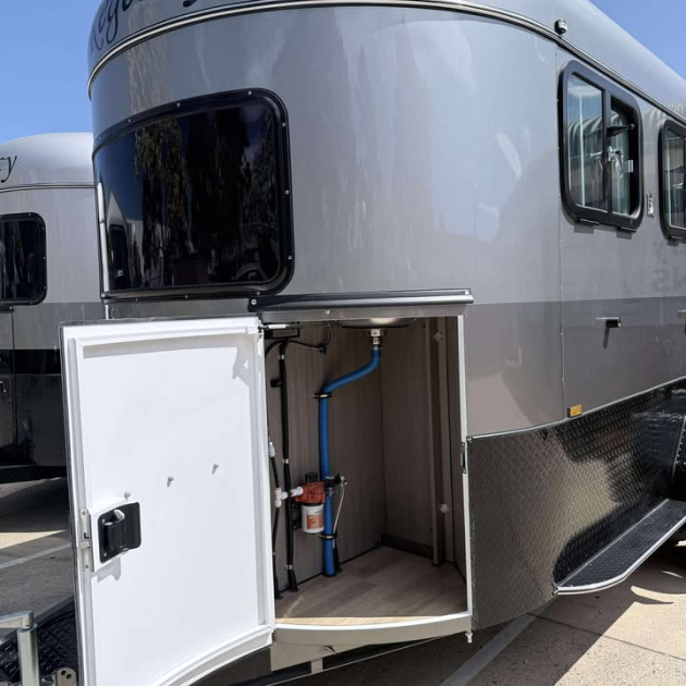 Front access door (Standard and Deluxe)