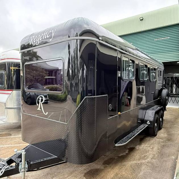 Square 3 HAL Deluxe Warmblood 2600mm x 850mm bays